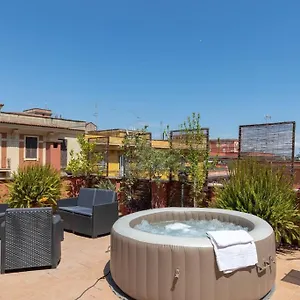 https://penthouse-with-jacuzzi-on-terrace-in-trastevere.it-romehotels.com